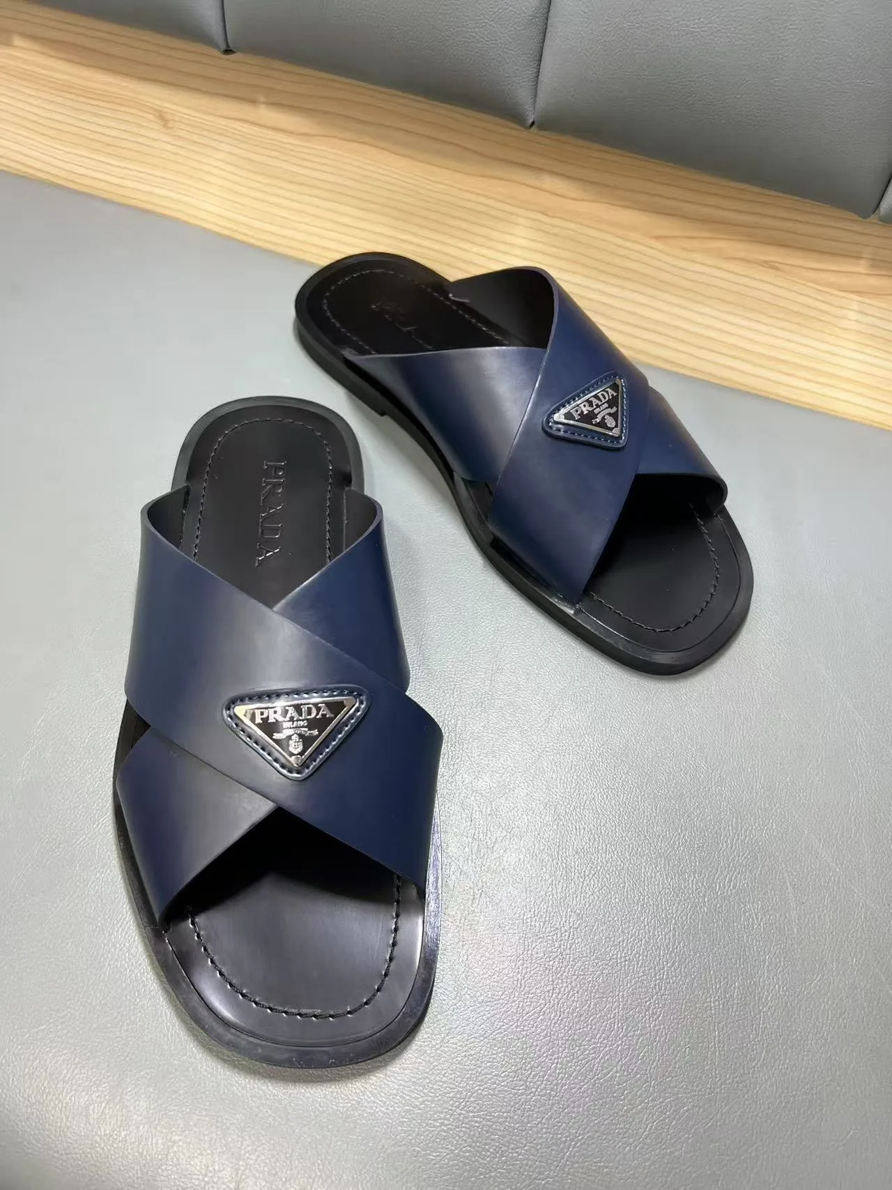 340💰PRADA Prada’s latest slippers are synchronized with the official website. This slipper is made of the brand’s unique and iconic Saffiano leather. The brand logo jumps out from the double straps, and the brand style is clearly visible. Cowhide gives men elegant charm and functional design, making it an ideal choice for vacation and leisure. Size:38-45